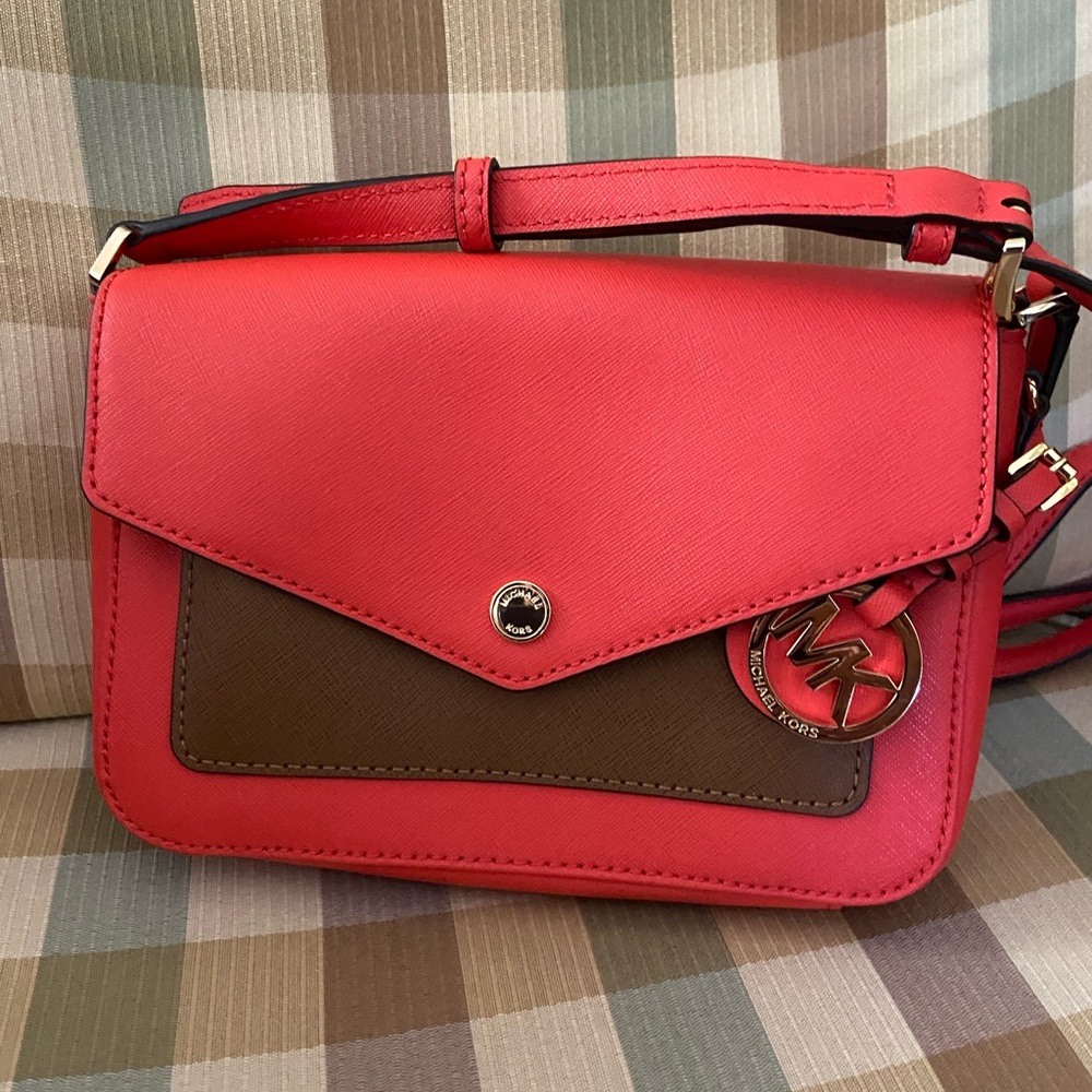 ❤️ EUC MKors Small Crossbody with MKors logo hang tag